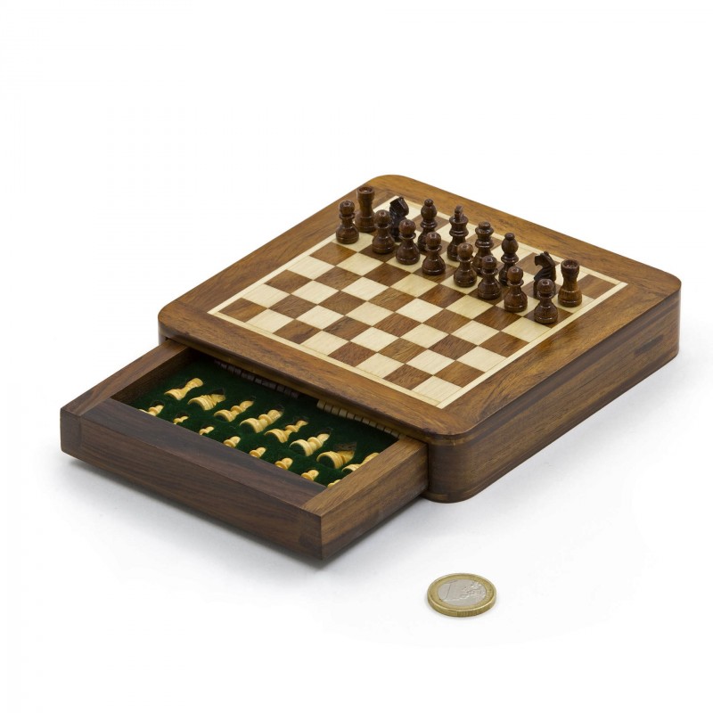 Ein schachspiel mit einem quadratischen stück holz und dem wort